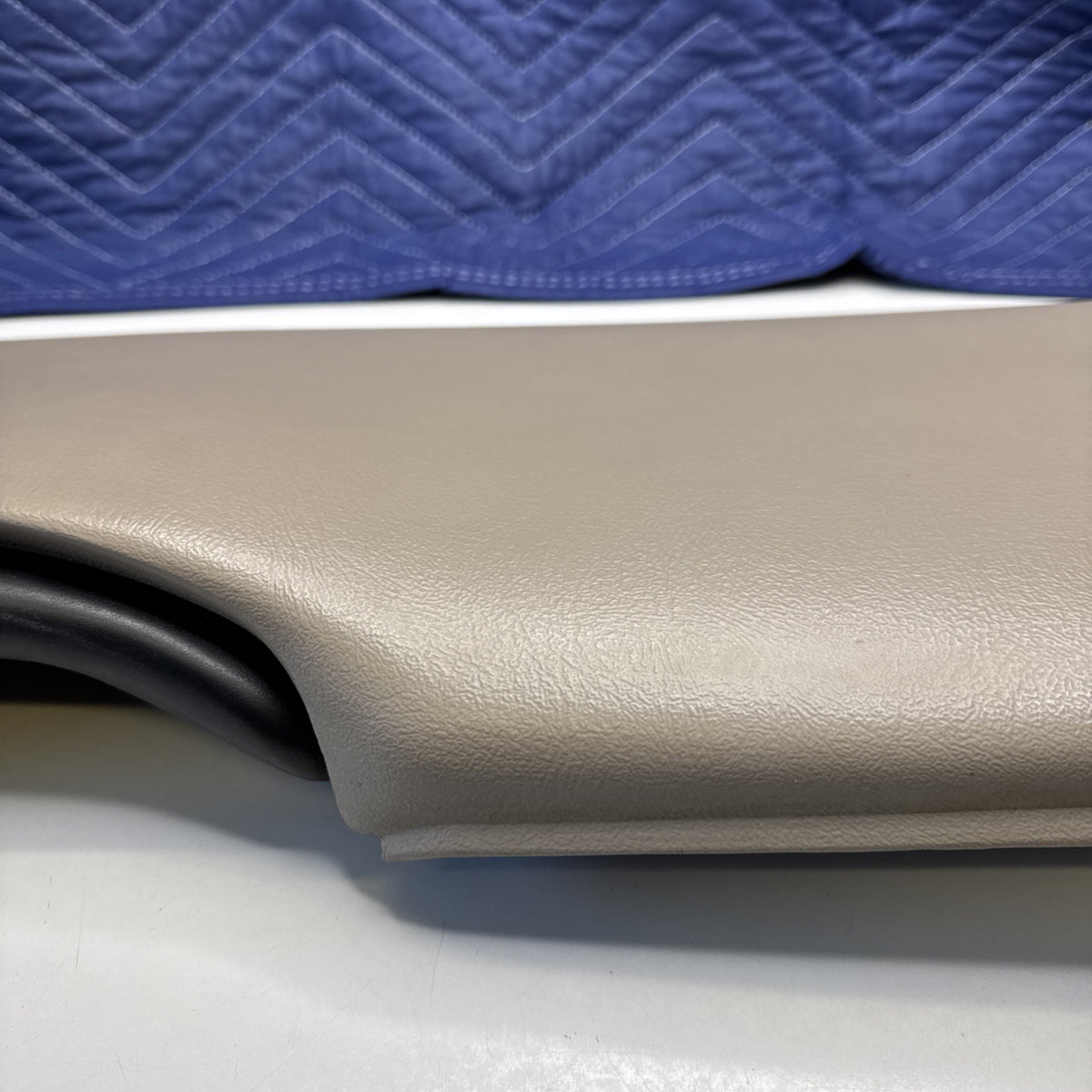 1999-06 GM Silverado Sierra Tahoe Yukon Lower Knee Bolster Trim 15051287 OEM