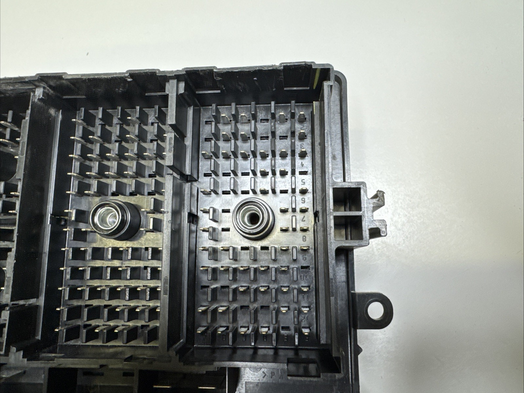 2003 GMC Sierra Silverado Underhood Fuse Box Relay Center 15201928 OEM Tested