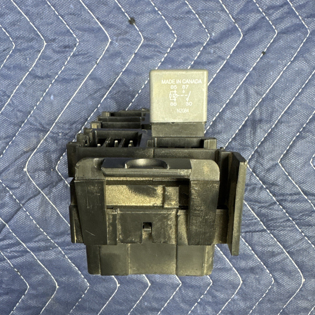 2000-2006 Chevrolet Silverado GMC Sierra Passenger Fuse Box 15770994 OEM