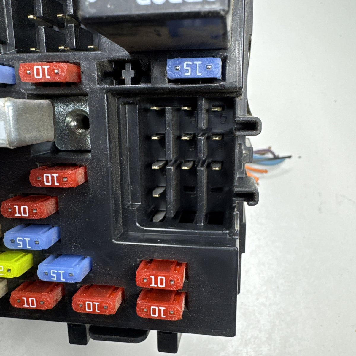 1999-2006 Chevrolet Silverado GMC Sierra Fuse Box 15770992-01 OEM w/ Relays