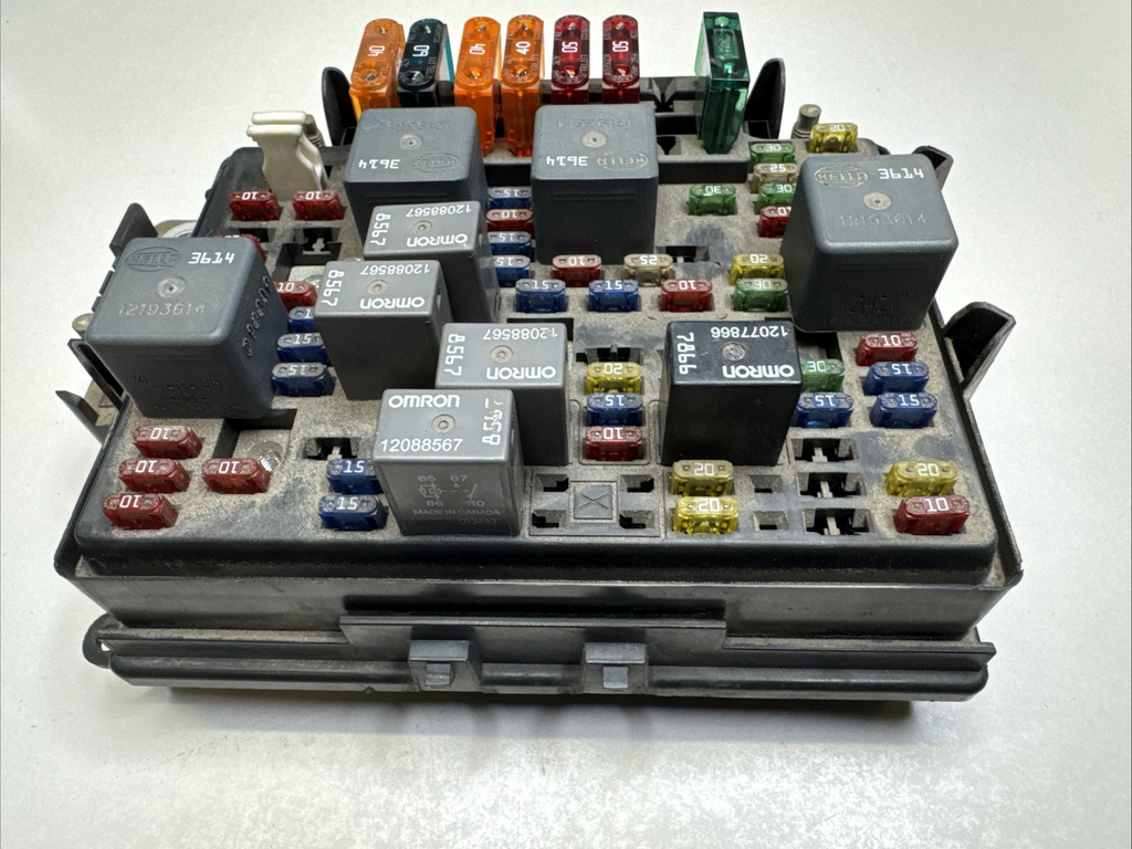 2000-2002 GMC Sierra Silverado Fuse Junction Box 15328806 OEM Tested