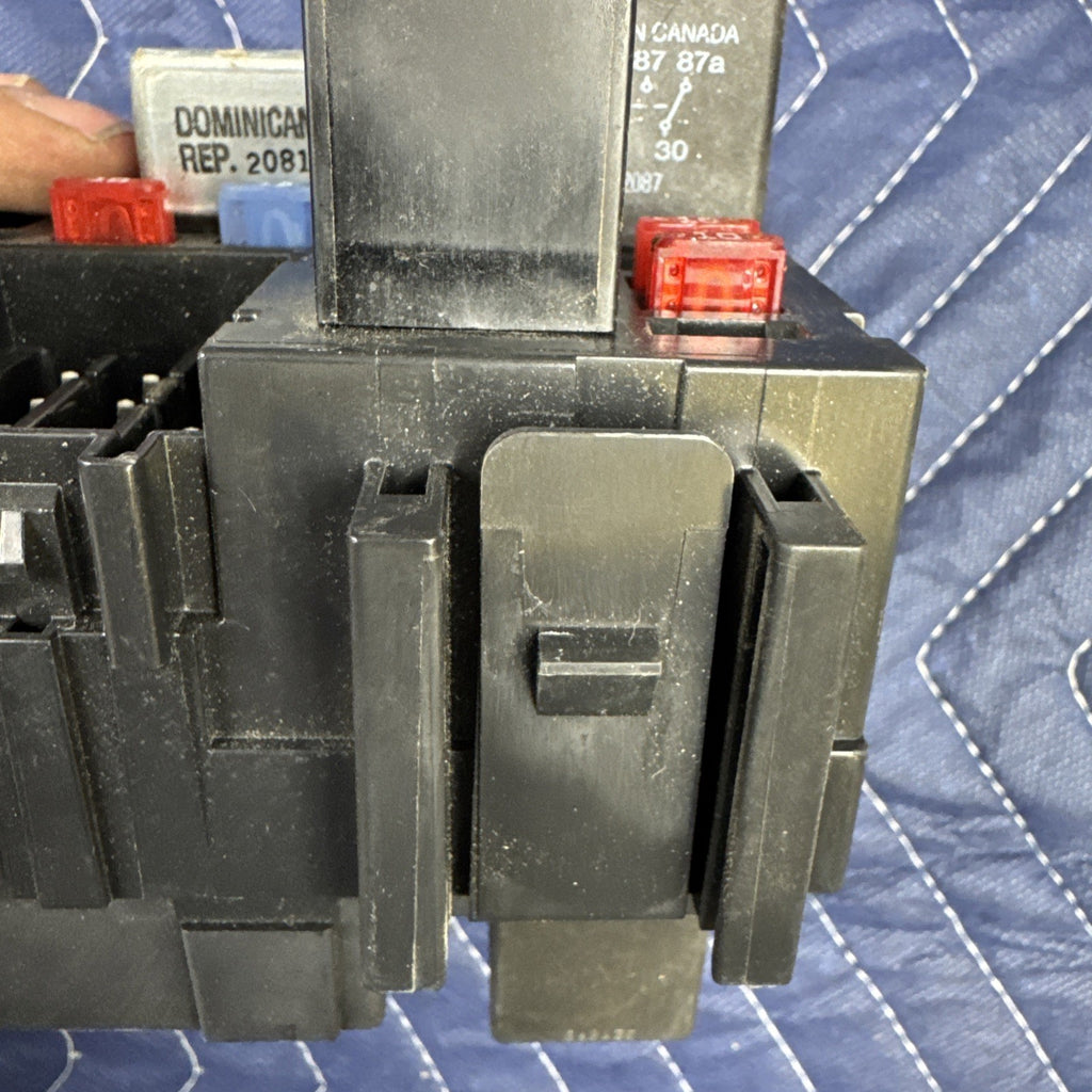 1999-2002 Chevrolet Silverado GMC Sierra Fuse Box Relay Block 15770992 OEM
