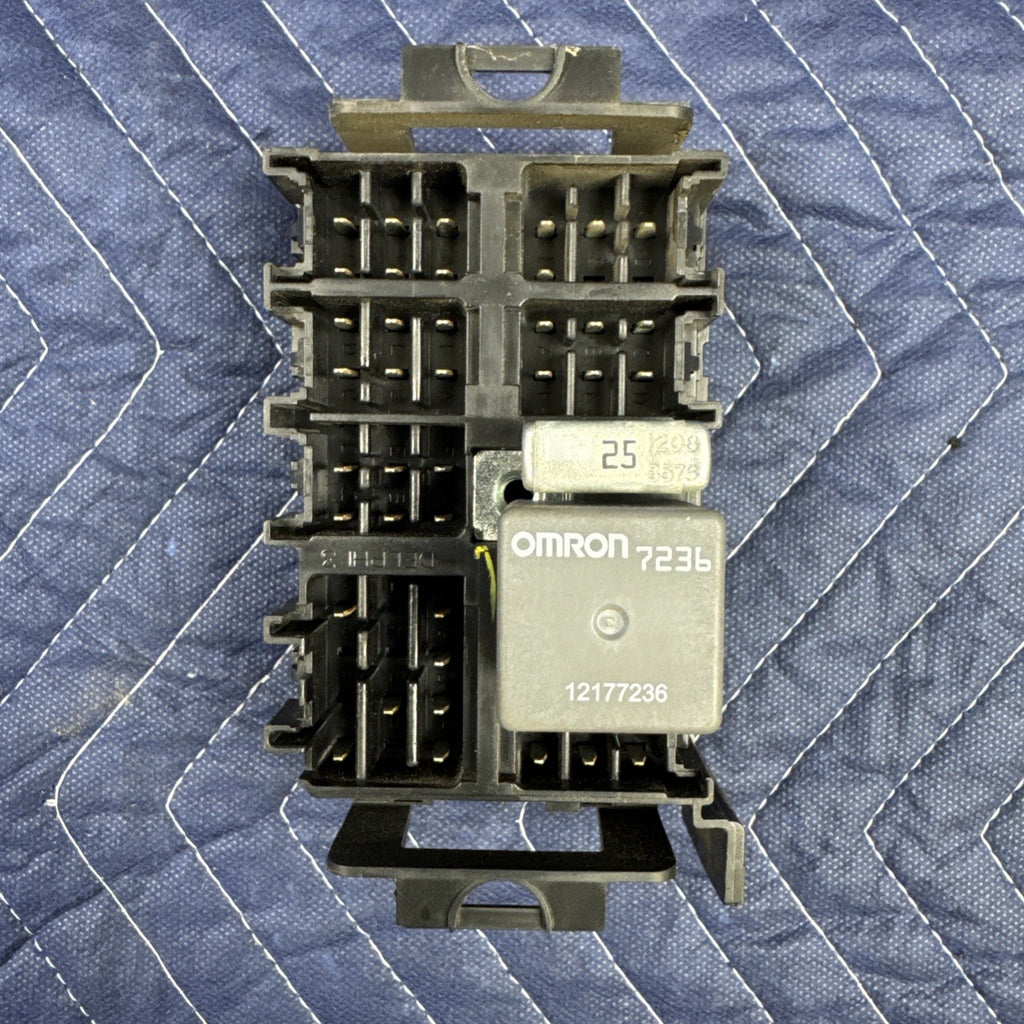 2000-2006 Chevrolet Silverado GMC Sierra Passenger Fuse Box 15770994 OEM