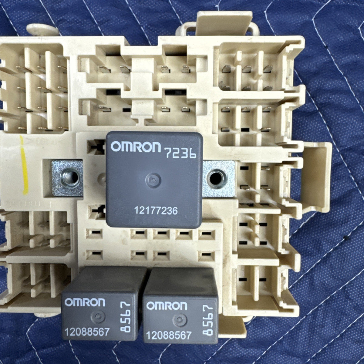 1999-2002 Chevrolet Silverado GMC Sierra Interior Fuse Box 15770997 OEM