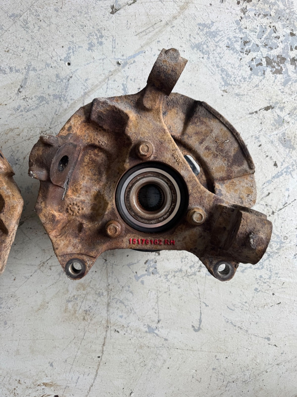 1999–2007 Silverado Sierra 1500 RH Steering Knuckle Hub Assembly OEM