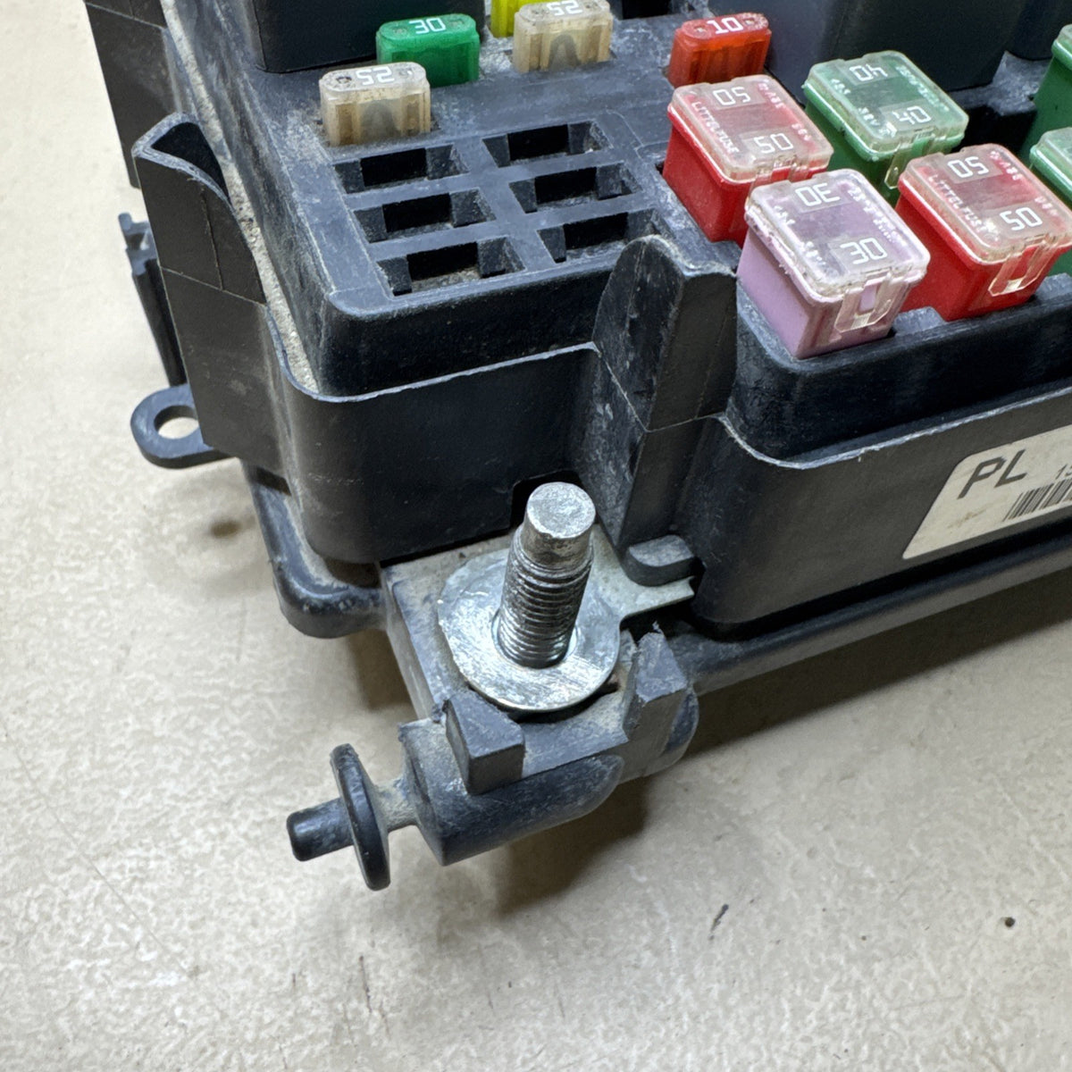 2003–2007 Silverado Sierra Underhood Fuse Box 15201928 OEM