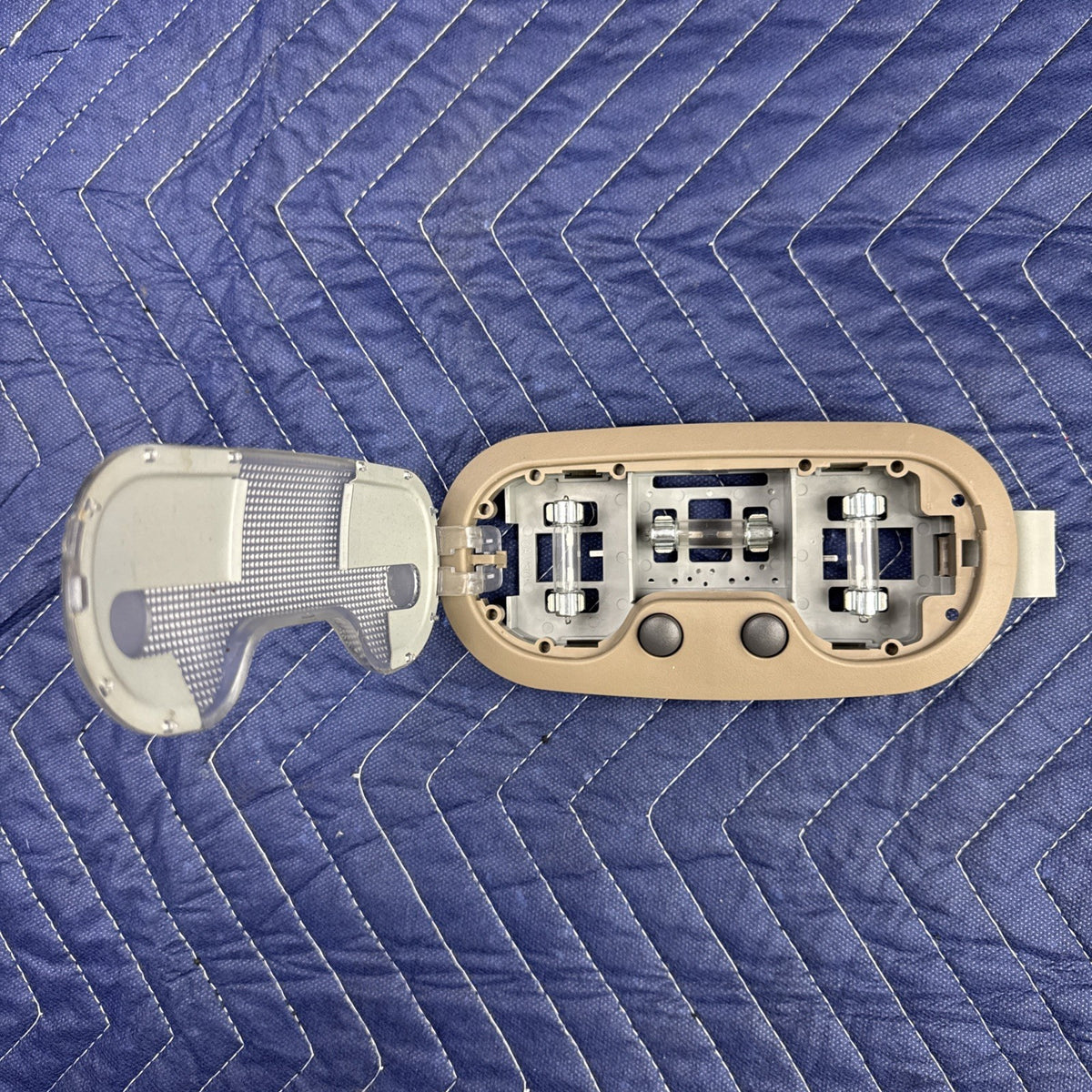2000-2006 Chevrolet Silverado GMC Sierra Dome Light Assembly OEM Tan