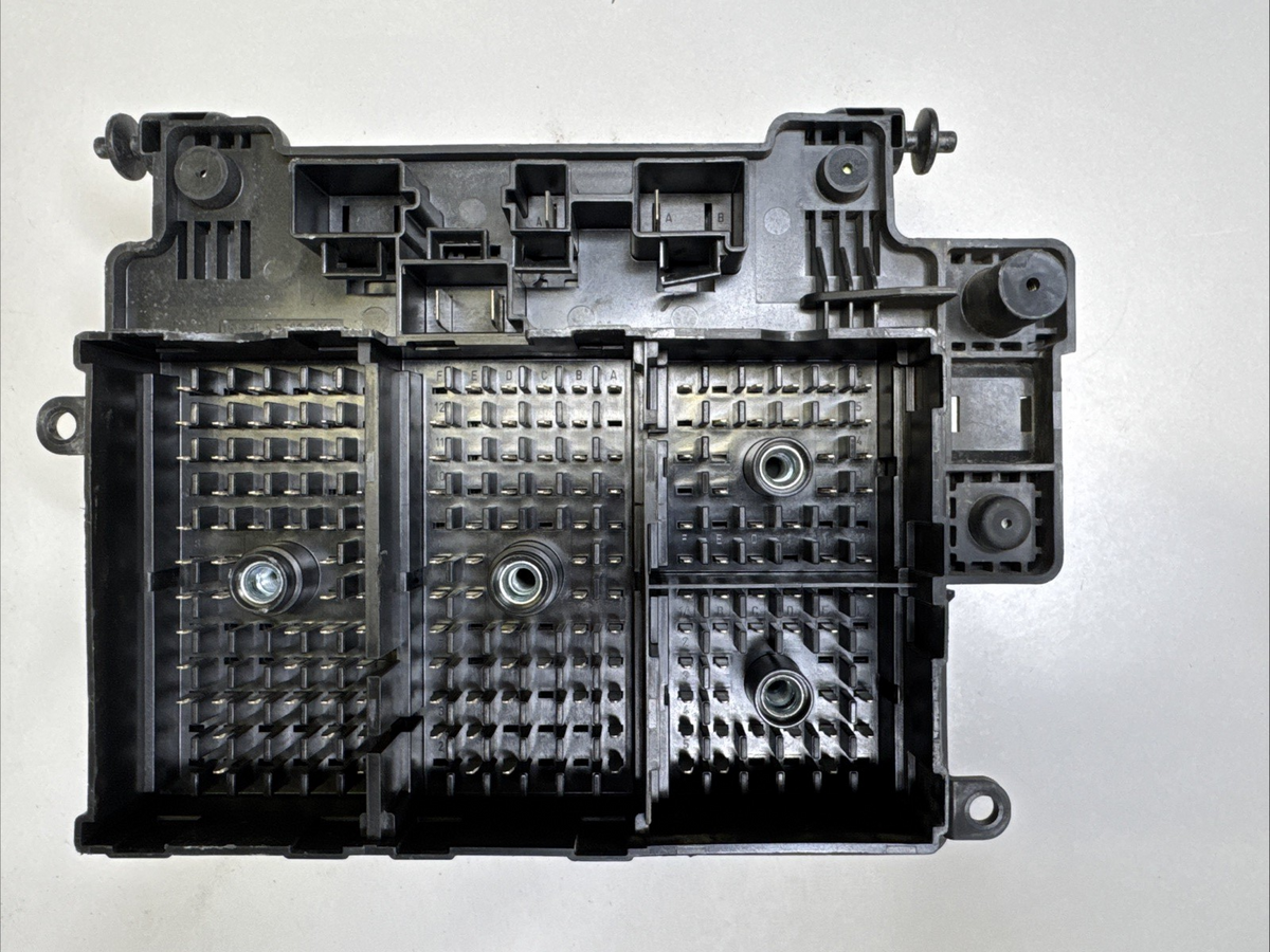 2000-2002 GMC Sierra Silverado Fuse Junction Box 15328806 OEM Tested