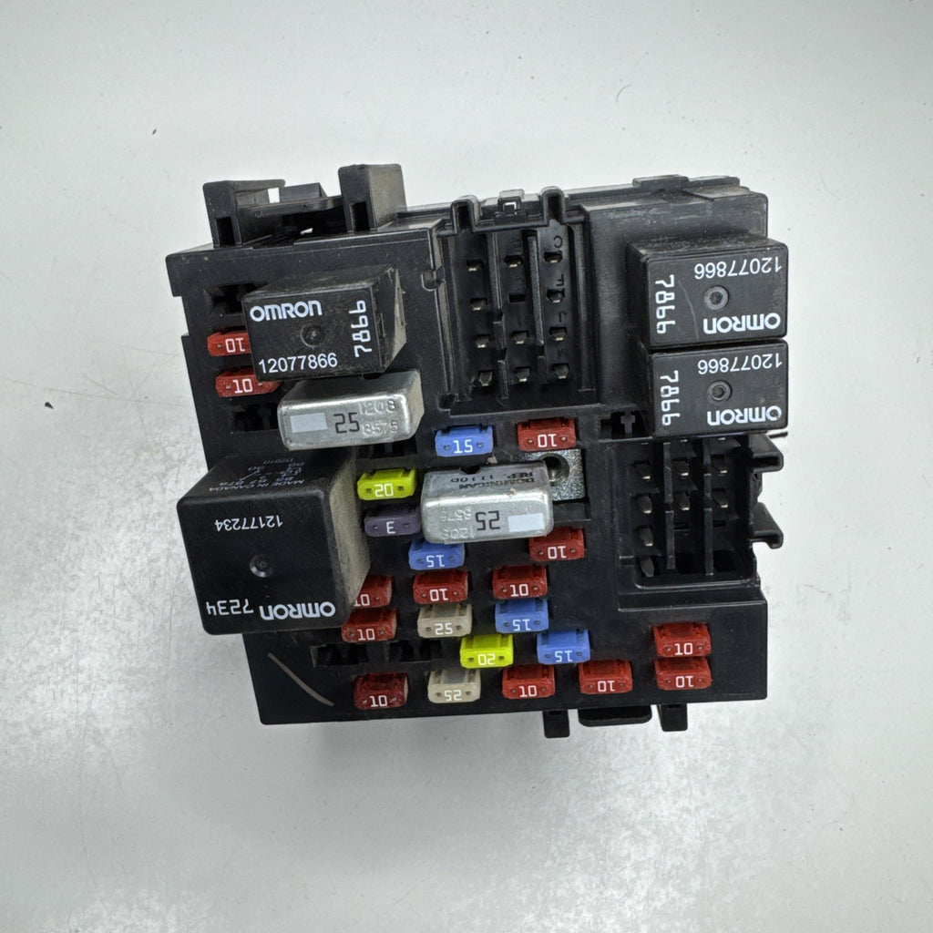 1999-2006 Chevrolet Silverado GMC Sierra Fuse Box 15770992-01 OEM w/ Relays