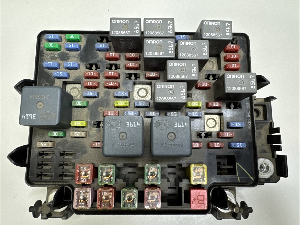 2003 GMC Sierra Silverado Underhood Fuse Box Relay Center 15201928 OEM Tested