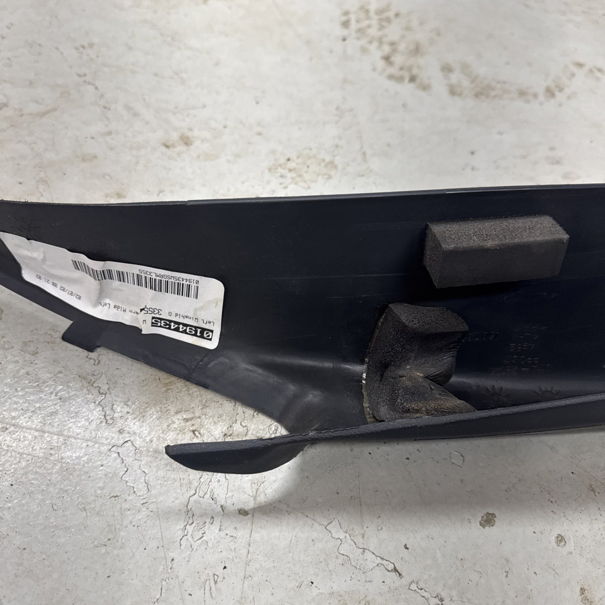 1999–2006 Silverado Sierra LH A Pillar Trim Panel Medium Gray 15073353 OEM