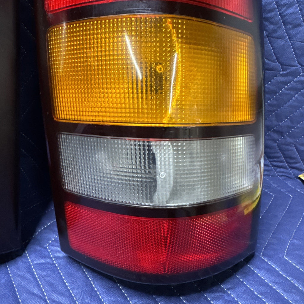 1999-2002 Silverado Sierra Tail Light Set LH RH 16524823 16524516 OEM