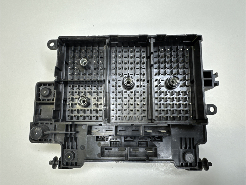 2003 GMC Sierra Silverado Underhood Fuse Box Relay Center 15201928 OEM Tested
