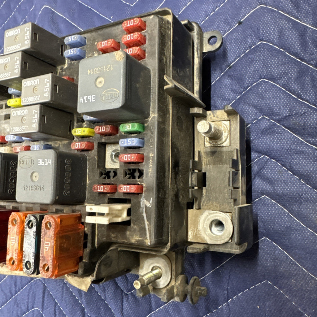 1999–2002 Silverado Sierra Engine Fuse Box Junction Block 12193645 OEM