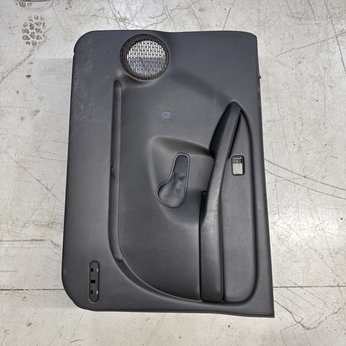 2003-2007 Silverado Sierra RH Manual Window Door Panel 15188272 OEM