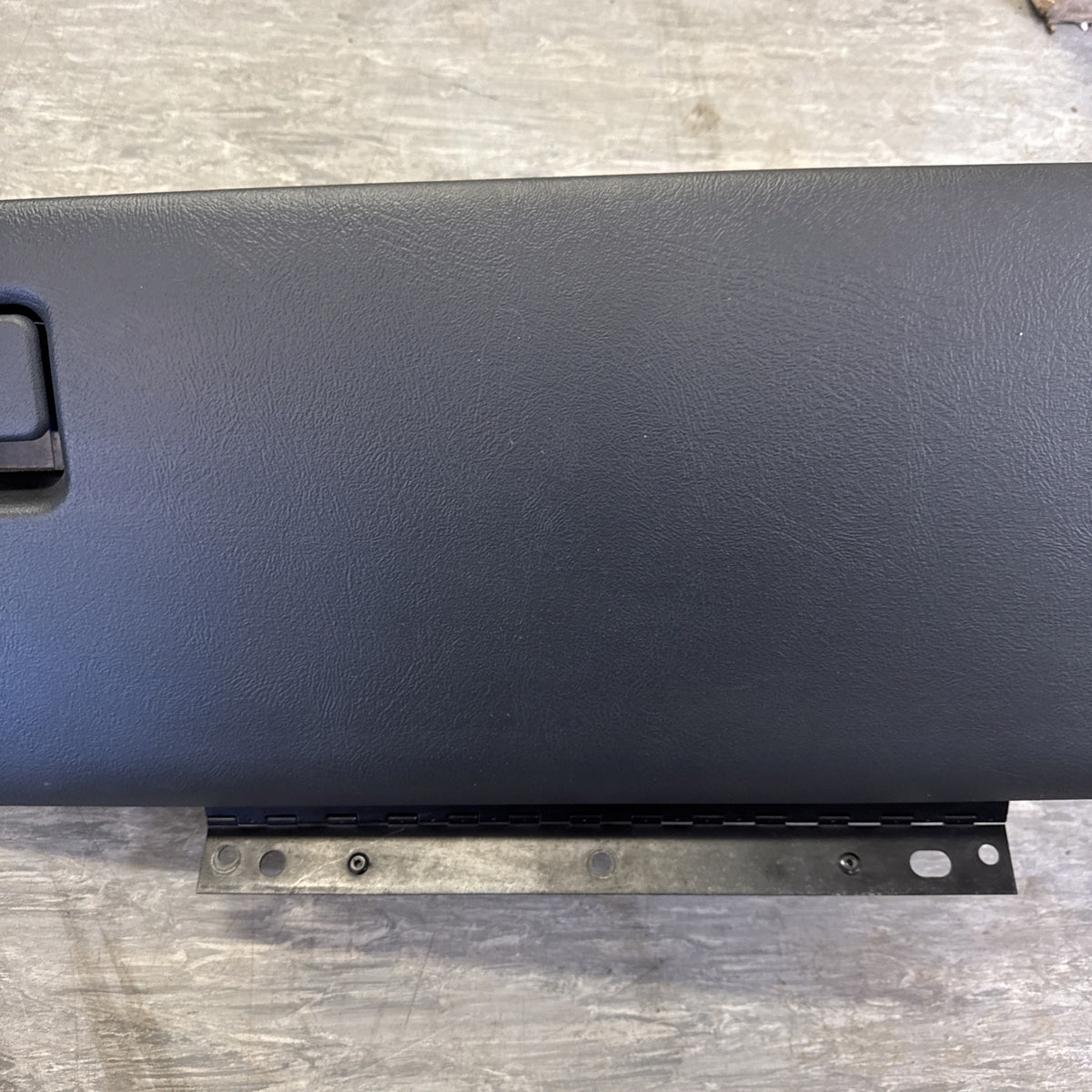 1999-2002 Chevrolet Silverado GMC Sierra Glove Box Assembly 15707423 OEM